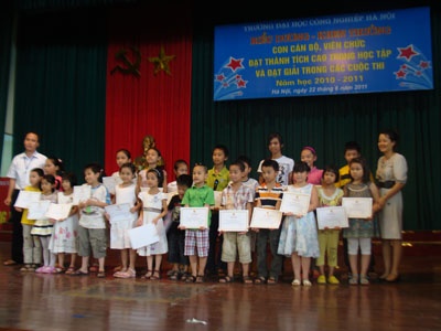 Gặp mặt biểu dương, khen thưởng con cán bộ viên chức đạt thành tích cao trong học tập và đạt giải trong các cuộc thi năm học 2010-2011