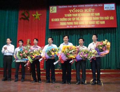 Tổng kết 10 năm tham dự Robocon Việt Nam và khen thưởng các tập thể, cá nhân có thành tích xuất sắc trong phong trào sáng tạo Robot Việt Nam