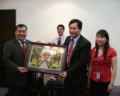 Đại sứ đặc mệnh toàn quyền Vương quốc Campuchia đến thăm trường Đại học Công nghiệp Hà Nội