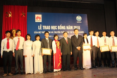 Lễ trao học bổng Huawei cho sinh viên chuyên ngành viễn thông, điện tử viễn thông và CNTT