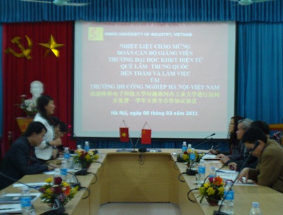 Đoàn cán bộ trường Đại học Khoa học kỹ thuật Điện tử Quế Lâm (Trung Quốc) đến thăm và làm việc với trường