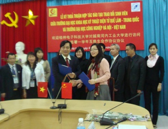 Đoàn cán bộ trường Đại học Khoa học kỹ thuật Điện tử Quế Lâm (Trung Quốc) đến thăm và làm việc với trường