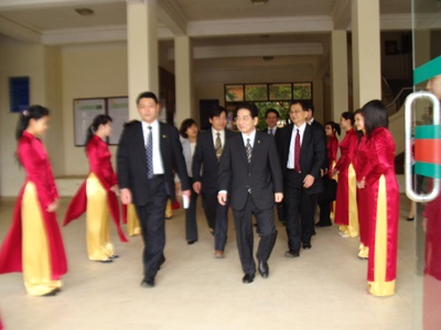 Ngài Yoshito Sengoku và đại diện Đại sứ quán Nhật Bản, đại diện văn phòng JICA Việt Nam đến thăm và làm việc với trường