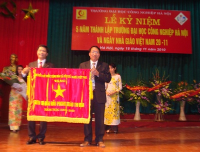 Mít tinh kỷ niệm 5 năm ngày thành lập trường Đại học Công nghiệp Hà Nội và chào mừng ngày nhà giáo Việt Nam 20/11