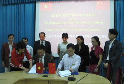 Lễ ký kết giữa công ty TNHH Lục Hợp sinh (Modasoft), Bắc kinh Trung Quốc và trường Đại học Công nghiệp Hà Nội