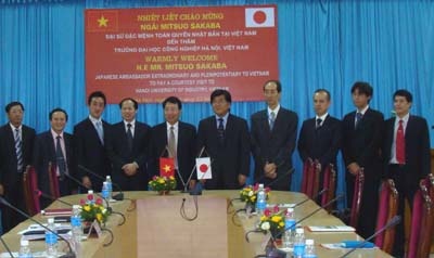 Đại sứ đặc mệnh toàn quyền Nhật Bản tại Việt Nam đến thăm trường