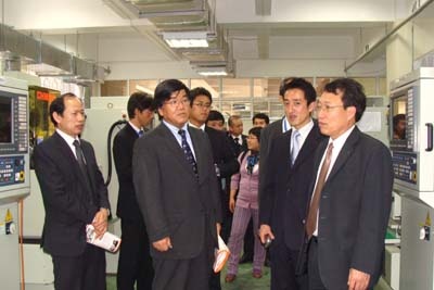 Đại sứ đặc mệnh toàn quyền Nhật Bản tại Việt Nam đến thăm trường