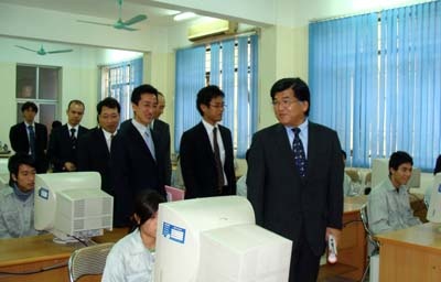 Đại sứ đặc mệnh toàn quyền Nhật Bản tại Việt Nam đến thăm trường