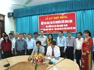 Ký thoả thuận hợp tác đào tạo và nghiên cứu khoa học giữa Trường ĐHCN Hà Nội và  Viện Công nghệ thông tin - Viện Khoa học và Công nghệ Việt Nam