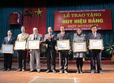 Trao tặng huy hiệu 30 năm tuổi Đảng và khen thưởng chi bộ Đảng, Đảng viên