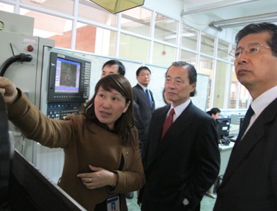 Tổng Giám đốc Tập đoàn Mitsubishi Heavy Industries đến thăm và làm việc với trường