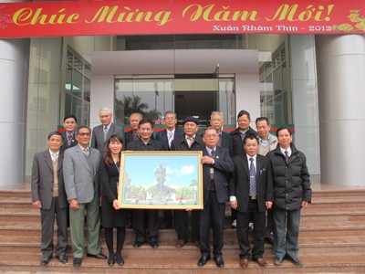 Đoàn cán bộ Ban Liên lạc cựu học sinh các trường kỹ nghệ Việt Nam tại Hải Phòng về thăm trường