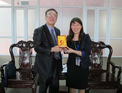 Phó Hiệu trưởng trường Đại học JUNGWON (Hàn Quốc) đến thăm và làm việc với trường
