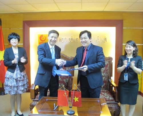 Phó Hiệu trưởng trường Đại học Hồ Nam – Trung Quốc đến thăm và ký văn bản hợp tác đào tạo với trường