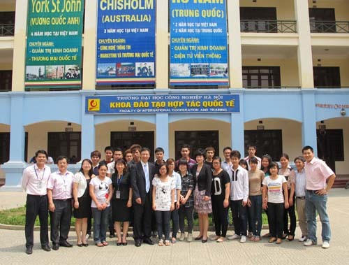 Phó Hiệu trưởng trường Đại học Hồ Nam – Trung Quốc đến thăm và ký văn bản hợp tác đào tạo với trường