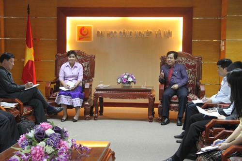 Phó Vụ trưởng Vụ tổ chức cán bộ - Bộ Công thương nước CHDCND Lào đến thăm trường