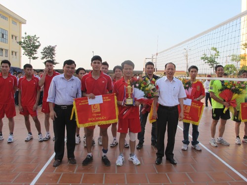 Chung kết và trao giải Giải bóng chuyền nam cán bộ - viên chức, học sinh - sinh viên năm 2012