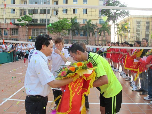 Chung kết và trao giải Giải bóng chuyền nam cán bộ - viên chức, học sinh - sinh viên năm 2012