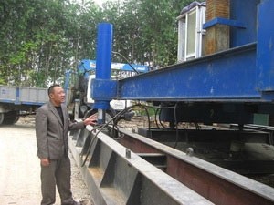Ông Nguyễn Văn Sáu giới thiệu về mô hình máy ép cọc thuỷ lực. 