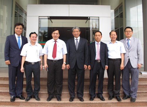 Chủ tịch Công ty Hanjin Hàn Quốc đến thăm và làm việc với trường