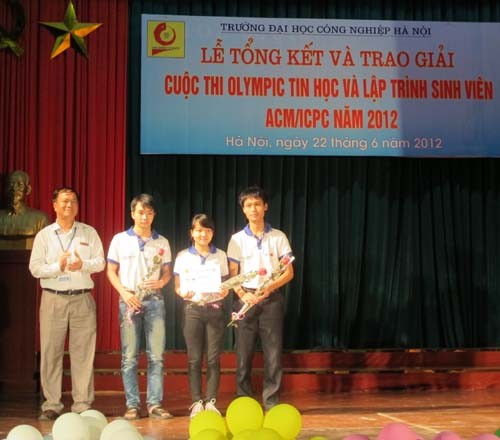 Tổng kết và trao giải cuộc thi Olympic Tin học sinh viên và Lập trình sinh viên ACM/ICPC năm 2012