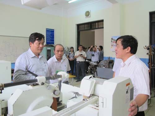 Đoàn cán bộ, giáo viên trường Đại học Kỹ thuật Công nghiệp – Đại học Thái Nguyên đến thăm trường