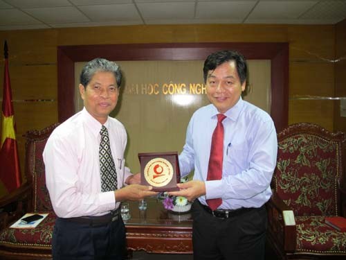 Tham tán Văn hóa - Giáo dục Đại sứ quán Campuchia tại Việt Nam đến thăm và làm việc với trường