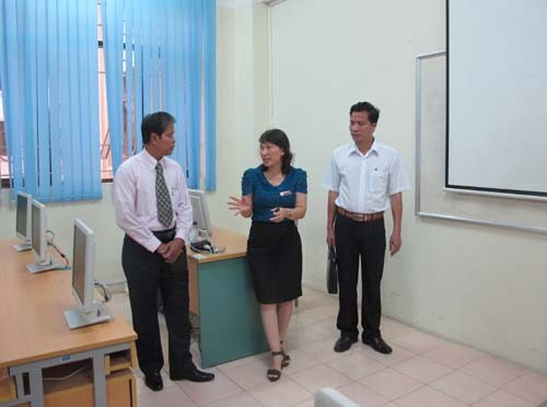 Tham tán Văn hóa - Giáo dục Đại sứ quán Campuchia tại Việt Nam đến thăm và làm việc với trường