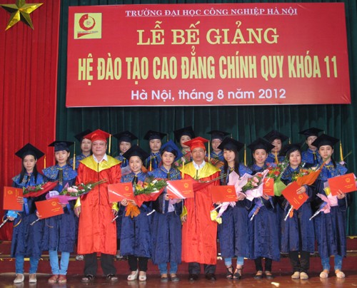 Lễ bế giảng và trao bằng tốt nghiệp cho các sinh viên hệ Cao đẳng chính quy khóa 11