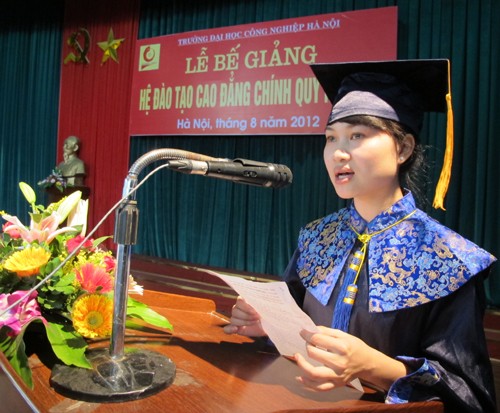 Lễ bế giảng và trao bằng tốt nghiệp cho các sinh viên hệ Cao đẳng chính quy khóa 11