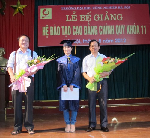 Lễ bế giảng và trao bằng tốt nghiệp cho các sinh viên hệ Cao đẳng chính quy khóa 11