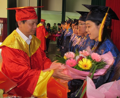 Lễ bế giảng và trao bằng tốt nghiệp cho các sinh viên hệ Cao đẳng chính quy khóa 11