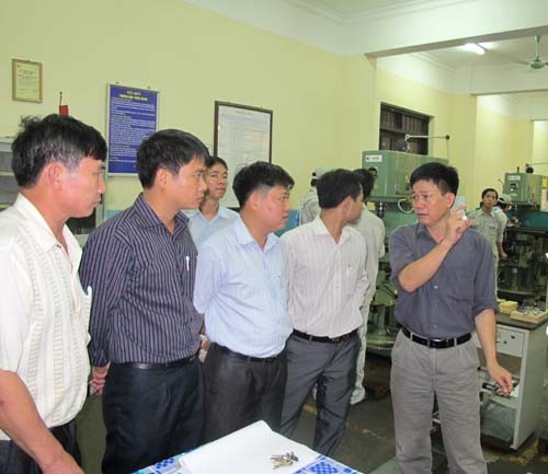 Đoàn cán bộ, giáo viên trường Cao đẳng Công nghiệp Phúc Yên đến thăm trường