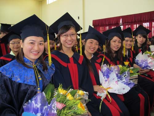 Lễ bế giảng và trao bằng tốt nghiệp cho các sinh viên hệ Đại học chính quy khóa 3