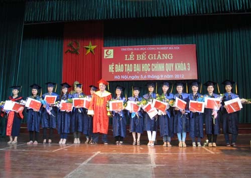 Lễ bế giảng và trao bằng tốt nghiệp cho các sinh viên hệ Đại học chính quy khóa 3