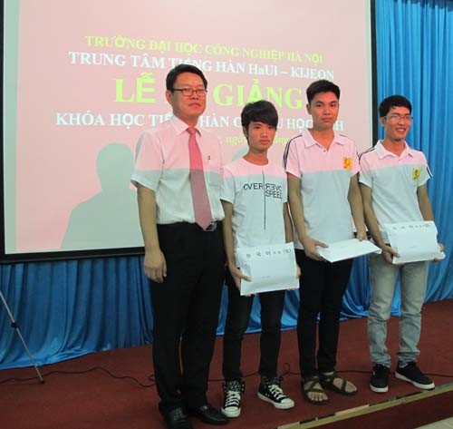 Bế giảng khóa học tiếng Hàn cho du học sinh được nhận học bổng toàn phần của Chính phủ Hàn quốc