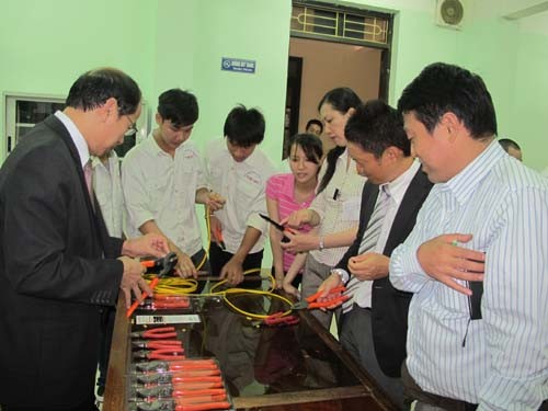 Trường Đại học Công nghiệp Hà Nội nhận bàn giao thiết bị do công ty TNHH Fujiya (Nhật Bản) tài trợ