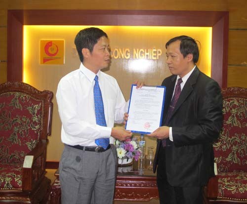 Trao quyết định bổ nhiệm Phó Hiệu trưởng trường Đại học Công nghiệp Hà Nội