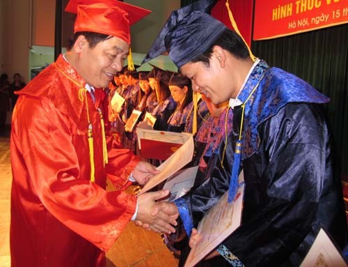 Lễ bế giảng và trao bằng tốt nghiệp Đại học hình thức vừa làm vừa học khóa 3