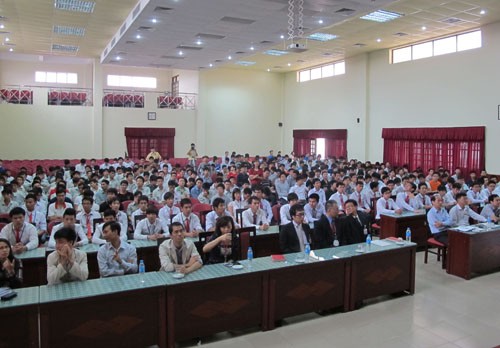 Công ty DENSO Việt Nam trao học bổng cho sinh viên xuất sắc của trường và hội thảo tuyển dụng