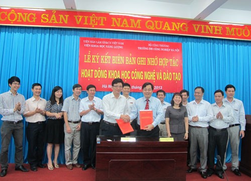 Ký bản ghi nhớ hợp tác giữa trường Đại học Công nghiệp Hà Nội và Viện Khoa học năng lượng