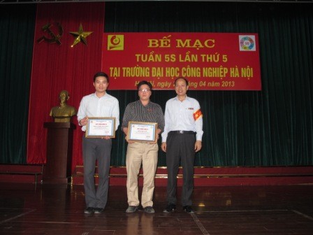 Hình ảnh trao giải trong chương trình bế mạc tuần 5S lần thứ 5 tại trường Đại học Công nghiệp Hà Nội