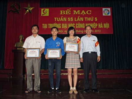 Hình ảnh trao giải trong chương trình bế mạc tuần 5S lần thứ 5 tại trường Đại học Công nghiệp Hà Nội