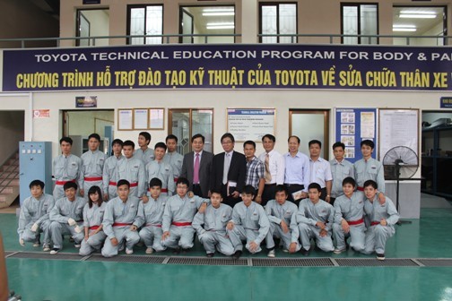 Tổng giám đốc Công ty ô tô Toyota Việt Nam đến thăm và làm việc với trường