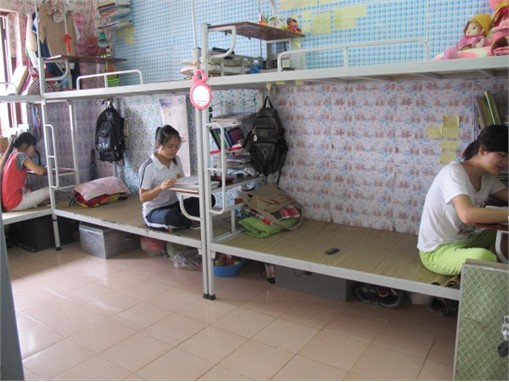 Phục vụ ăn ở trong kỳ thi tuyển sinh đại học 2013 tại Trung tâm Dịch vụ-Ký túc xá-Nhà ăn