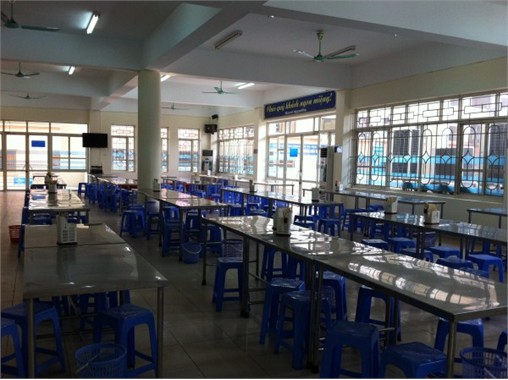 Phục vụ ăn ở trong kỳ thi tuyển sinh đại học 2013 tại Trung tâm Dịch vụ-Ký túc xá-Nhà ăn