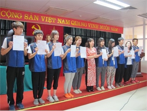Trao chứng nhận kết thúc khóa tình nguyện cho sinh viên trường Đại học ChonBuk