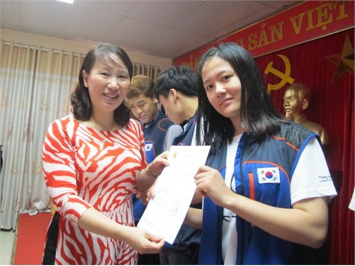 Trao chứng nhận kết thúc khóa tình nguyện cho sinh viên trường Đại học ChonBuk