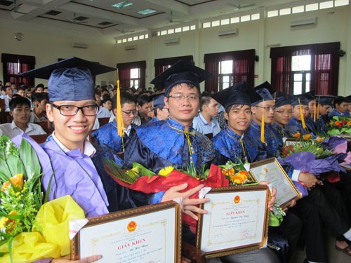 Lễ bế giảng và trao bằng tốt nghiệp cho sinh Đại học chính quy khóa 4