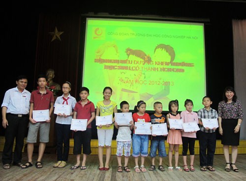 Tổ chức gặp mặt biểu dương, khen thưởng con cán bộ - viên chức nhà trường đạt danh hiệu học sinh giỏi